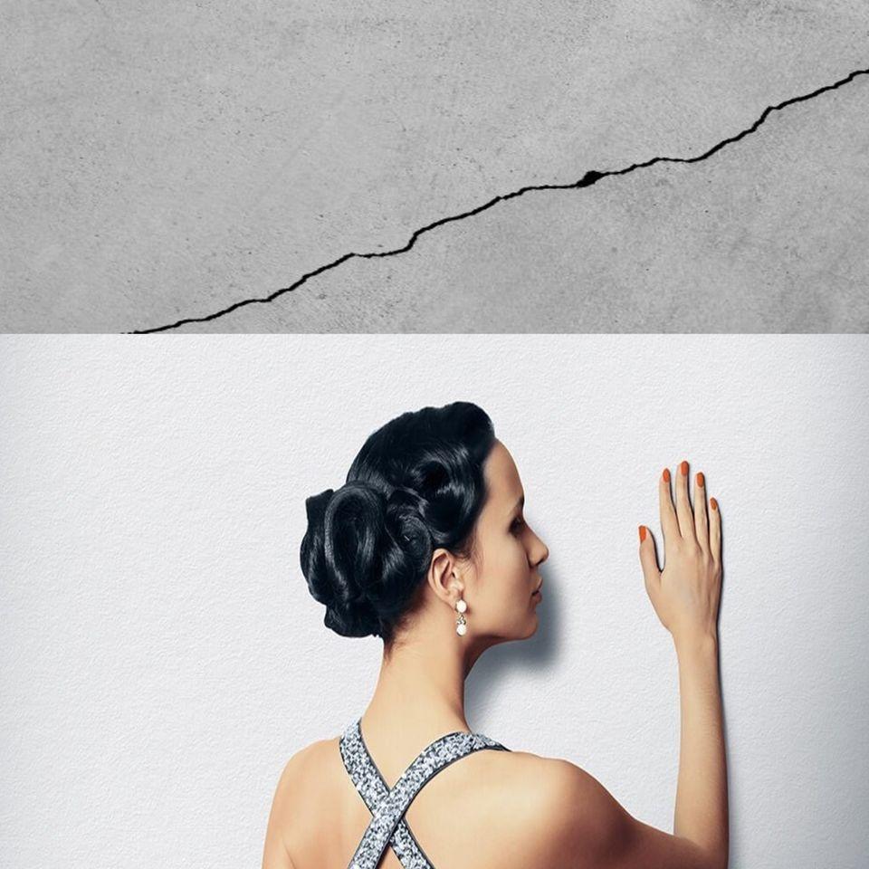 kobieta przy ścianie