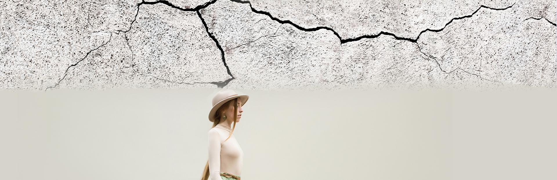 Slajd 1 - Kobieta przy ścianie